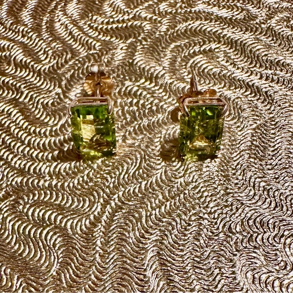 2.14 ct 14K solid Gold Genuine brilliant Emerald cut Peridot studs - Picture 7 of 10